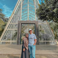 Yang banyak mencuri atensi ialah perbedaan usia yang cukup jauh antara Mark Sungkar dan istrinya tersebut. Hal itu membuat penampilan keduanya kerap disebut seperti ayah dan anak alia-alia suami-istri. Foto: Instagram/@santiasokamala