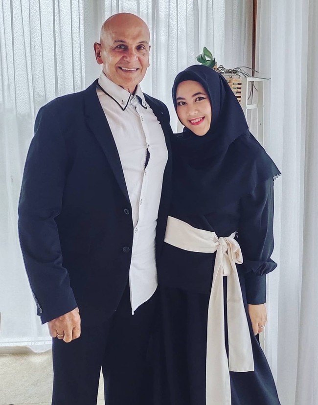 Mark Sungkar diketahui lahir pada tahun 1948, sementara istrinya tahun 1994. Saat ini Mark sudah menginjak usia 75 tahun, sementara Santi masih 29 tahún. Foto: Instagram/@santiasokamala