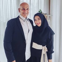 Mark Sungkar diketahui lahir pada tahun 1948, sementara istrinya tahun 1994. Saat ini Mark sudah menginjak usia 75 tahun, sementara Santi masih 29 tahún. Foto: Instagram/@santiasokamala