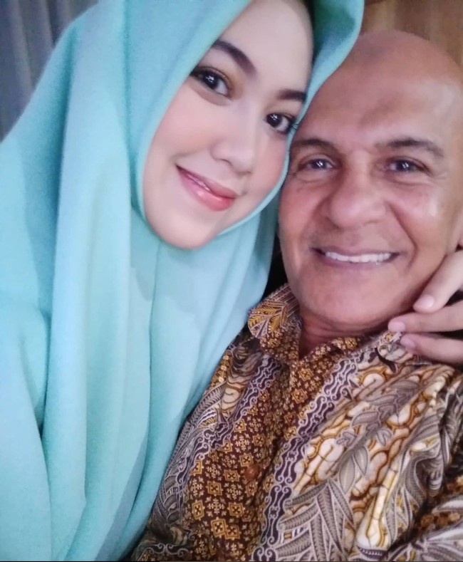 Meski memiliki perbedaan usia yang cukup jauh, yaitu 46 tahun namun keduanya tetap terlihat kompak. Melalui akun Instagram pribadi Santi kerap membagikan kebersamaannya dengan Mark Sungkar. Foto: Instagram/@santiasokamala