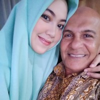 Meski memiliki perbedaan usia yang cukup jauh, yaitu 46 tahun namun keduanya tetap terlihat kompak. Melalui akun Instagram pribadi Santi kerap membagikan kebersamaannya dengan Mark Sungkar. Foto: Instagram/@santiasokamala