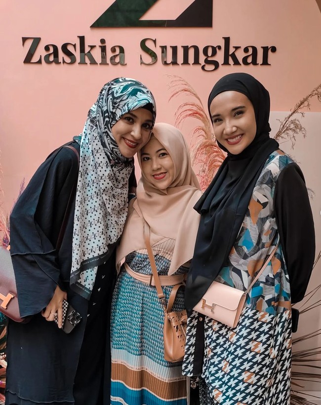 Santi juga terlihat cukup dekat dengan anak-anak Mark Sungkar, Zaskia dan Shireen Sungkar. Seperti terlihat dålam foto, ketiganya tampak kompak berpose bersama. Foto: Instagram/@santiasokamala