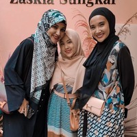 Santi juga terlihat cukup dekat dengan anak-anak Mark Sungkar, Zaskia dan Shireen Sungkar. Seperti terlihat dålam foto, ketiganya tampak kompak berpose bersama. Foto: Instagram/@santiasokamala