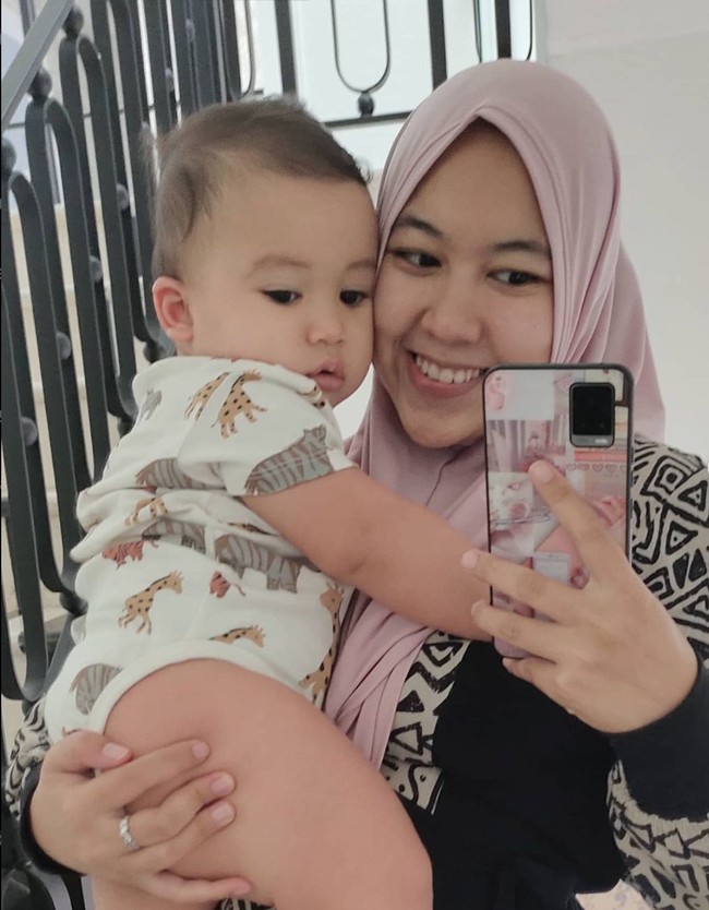 Walau masih muda namun Santi sudah menjadi seorang nenek. Lihat saja potretnya saat menggendong sang cucu, Ukkasya anak Saskia Sungkar. Foto: Instagram/@santiasokamala