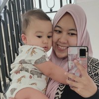 Walau masih muda namun Santi sudah menjadi seorang nenek. Lihat saja potretnya saat menggendong sang cucu, Ukkasya anak Saskia Sungkar. Foto: Instagram/@santiasokamala