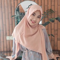 Punya usia yang masih muda, penampilan Santi kerap mencuri atensi. Penampilannya selalu tampak simpel dan sederhana dengan mengenakan hijab. Foto: Instagram/@santiasokamala