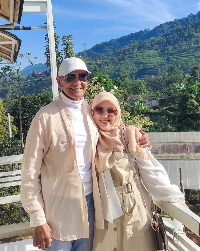 Setelah berpisah dengan Fanny Bauty pada tahun 2010, ayah Zaskia dan Shreen Sungkar, Mark Sungkar, sudah kembali menikah. Mark menikahi wanita bernama Santi Asokamala pada tahun 2014. Foto: Instagram/@santiasokamala