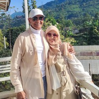 Setelah berpisah dengan Fanny Bauty pada tahun 2010, ayah Zaskia dan Shreen Sungkar, Mark Sungkar, sudah kembali menikah. Mark menikahi wanita bernama Santi Asokamala pada tahun 2014. Foto: Instagram/@santiasokamala