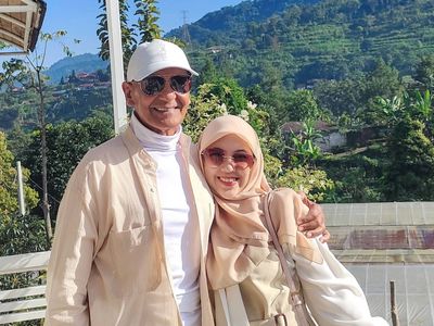 7 Potret Santi Istri Mark Sungkar Beda Usia 46 Tahun, Disebut Bak Ayah-Anak