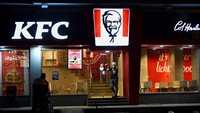 Para pekerja bekerja di restoran Kentucky Fried Chicken (KFC) yang kosong akibat boikot merek-merek Barat di Kairo, Mesir, 20 November 2023. Aksi boikot ini menyusul pemboman Israel di tengah konflik yang sedang berlangsung antara Israel dan kelompok Islam Palestina Hamas di Jalur Gaza.