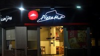 Pizza Hut juga kena boikot. Israel telah menggempur Jalur Gaza selama 45 hari berturut-turut sejak 7 Oktober 2023. Akibatnya, wilayah kantong Palestina yang terkepung itu terus menghadapi bencana kemanusiaan yang semakin besar. Kementerian Kesehatan Palestina dan Perhimpunan Bulan Sabit Merah Palestina (PRCS) mencatat setidaknya ada 13.000 korban tewas, termasuk 5.500 anak-anak dan 3.500 wanita.  