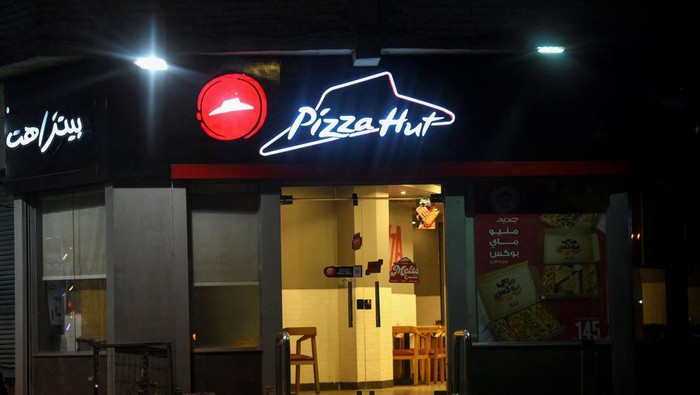 Sejumlah Restoran Pro-Israel di Mesir Sepi Sunyi Imbas Seruan Boikot A view for an empty Pizza Hut restaurant as a result of the boycott of Western brands in Egypt due to the Israeli bombardment in Gaza amid the ongoing conflict between Israel and the Palestinian Islamist group Hamas, in Cairo, Egypt, November 20, 2023. REUTERS/Mohamed Abd El Ghany