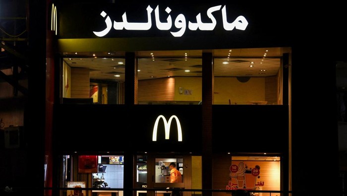 A worker walks inside an empty McDonalds restaurant as a result of the boycott of Western brands in Egypt due to the Israeli bombardment in Gaza amid the ongoing conflict between Israel and the Palestinian Islamist group Hamas, in Cairo, Egypt, November 20, 2023. REUTERS/Mohamed Abd El Ghany