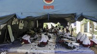 Siswa mengikuti kegiatan belajar di tenda sekolah darurat di SDN Cugenang, Cijedil, Cugenang, Kabupaten Cianjur, Jawa Barat, Selasa (21/11/2023).  