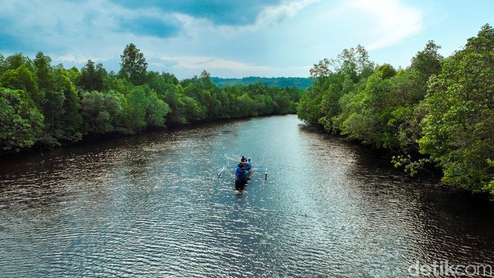 Serunya berpetualang menaiki boat seperti adegan di Petualangan Sherina 2 tak hanya bisa dilakukan di sungai Kalimantan. Travelers bisa menjajal pengalaman wisata seru ini di Desa Palaes, Kecamatan Likupang Barat, Kabupaten Minahasa Utara, Sulawesi Utara, sembari menyusuri hutan mangrove.