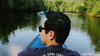 Dari dermaga yang terletak di Desa Palaes, kamu bisa menyusuri sungai dengan hamparan pohon mangrove di kanan-kiri yang segar dan memanjakan mata. 