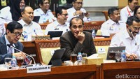 Status tersangka dugaan kasus korupsi Eddy Hiariej sempat dipersoalkan oleh anggota DPR Benny K Harman. Hanya saya, pimpinan rapat tidak mempersoalkan status tersangka Eddy Hiariej.  
