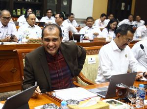 Senyum Wamenkumham Kala Status Tersangka Diungkit di Rapat DPR RI