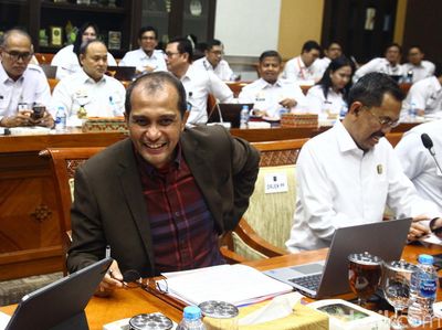 Senyum Wamenkumham saat Status Tersangka Diungkit di Rapat DPR