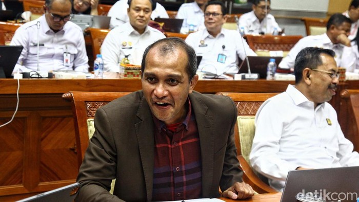 Wamenkumham Eddy Hiariej hadiri rapat dengan Komisi III DPR. Anggota Komisi III DPR Benny K Harman sempat menyinggung status tersangka Eddy di KPK.