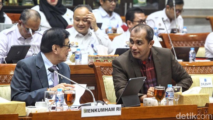 Senyum Wamenkumham saat Status Tersangka Diungkit di Rapat DPR Wamenkumham Eddy Hiariej hadiri rapat dengan Komisi III DPR. Anggota Komisi III DPR Benny K Harman sempat menyinggung status tersangka Eddy di KPK.