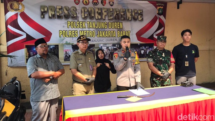 Seorang siswa SMK dibacok siswa lain hingga terjatuh dari motornya di Jakbar. Dua pelajar lain yang terlibat kasus pembacokan itu ditangkap polisi. (M Fardan/detikcom)