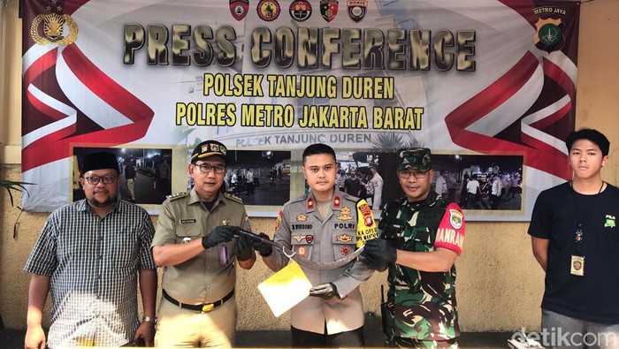 Seorang siswa SMK dibacok siswa lain hingga terjatuh dari motornya di Jakbar. Dua pelajar lain yang terlibat kasus pembacokan itu ditangkap polisi. (M Fardan/detikcom)