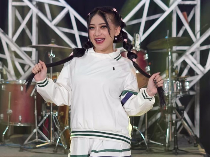 Lagu Kisinan 2 kembali masuk jajaran trending YouTube Music. Kali ini lagu tersebut dibawakan Shinta Arsinta dengan backing vocal jargon esek esek.