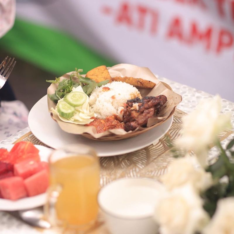 Shireen Sungkar dinner romantis di warung pecel lele