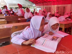 Setahun Gempa Cianjur, Ratusan Siswa Masih Belajar di Tenda