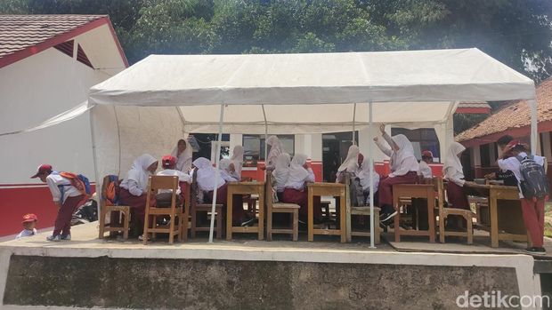 Siswa penyintas gempa Cianjur  belajar di tenda.