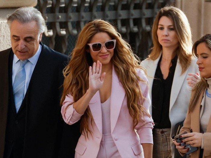 Colombian singer Shakira and her lawyer Pau Molins arrive at court for her trial facing allegations of tax fraud, in Barcelona, Spain November 20, 2023. REUTERS/Albert Gea?