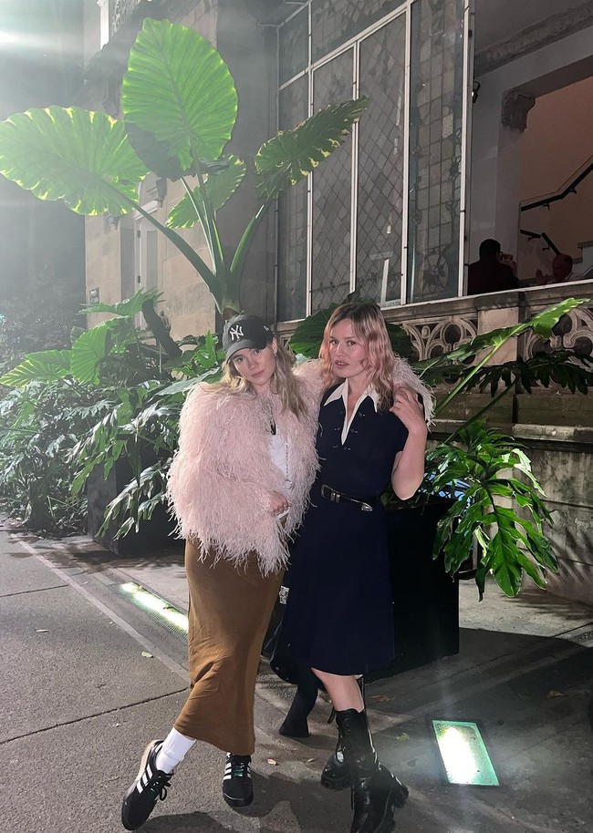 Suki Waterhouse sebelumnya diisukan hamil karena perutnya yang tampak lebih gemuk. Gosip tersebut ramai minggu lalu, namun keduanya masih bungkam, hingga akhirnya dia mengonfirmasi kabar tersebut secara implisit. Foto: Tangkapan layar TikTok/@mtvla