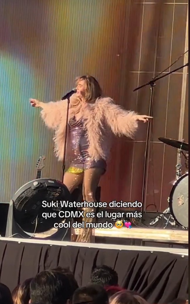 Saat tampil, wanita 31 tahun ini tampak mengenakan mini dress beraksen glitter gemerlapan. Gaun dipadukan dengan mantel bulu dan stocking fishnet. Foto: Tangkapan layar TikTok/@mtvla