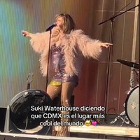 Saat tampil, wanita 31 tahun ini tampak mengenakan mini dress beraksen glitter gemerlapan. Gaun dipadukan dengan mantel bulu dan stocking fishnet. Foto: Tangkapan layar TikTok/@mtvla