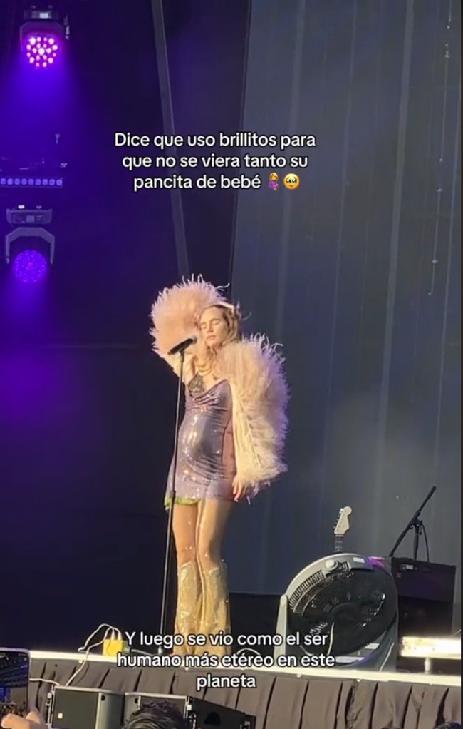 Wanita yang juga berprofesi sebagai aktris ini melengkapi penampilannya dengan boots rumbai. Foto: Tangkapan layar TikTok/@mtvla