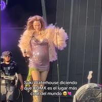 Gaun ketat yang dikenakannya membuat perut hamilnya yang membesar makin terlihat. Dia pun menyadari bahwa penonton salah fokus dengan kehamilannya. Foto: Tangkapan layar TikTok/@mtvla