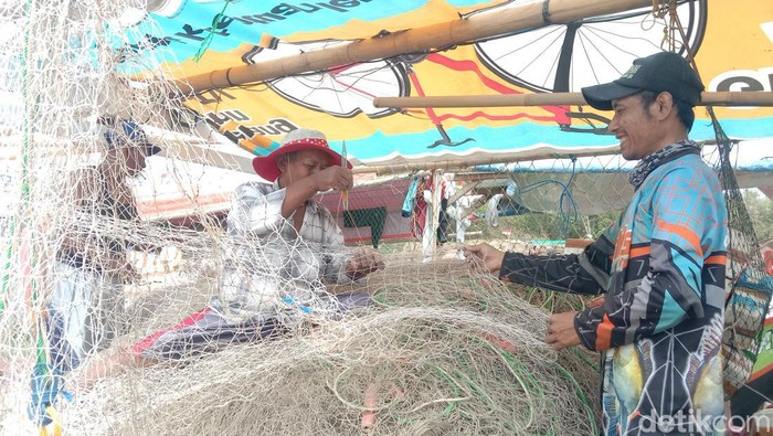 Tarudin nelayan Indramayu yang sedang mempersiapkan peralatan untuk melaut