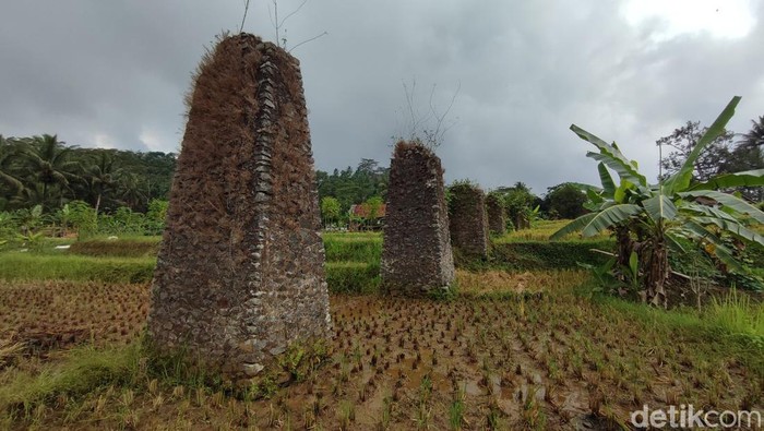 Tiang-tiang talang dan eks turbin air peninggalan Belanda yang masih berdiri kokoh di Kecamatan Cipaku, Kabupaten Ciamis.