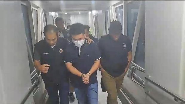 Christoper Steffanus Budianto, tersangka penipuan terhadap Jessica Iskandar tiba di Bandara Soekarno-Hatta, Cengkareng. Setiba di Bandara Soekarno-Hatta, Christoper langsung digiring ke Markas Polda Metro Jaya.