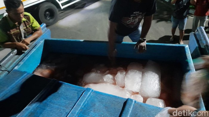 Tim membongkar daging ayam dari Banyuwangi yang masuk ke Pelabuhan Lembar.