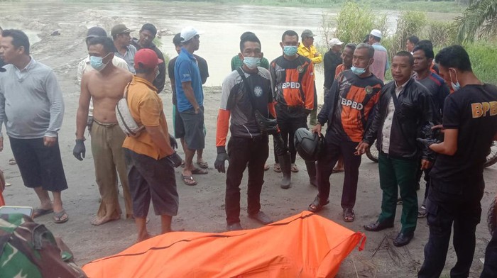 Tim SAR saat mengevakuasi jasad pria terjatuh ke Sungai Dalu-dalu. (Foto: Dok. Basarnas Medan).