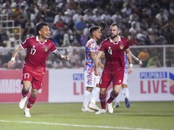 Pesepakbola Timnas Indonesia Saddil Ramdani (kiri) berselebrasi usai mencetak gol ke gawang Filipina dalam pertandingan kualifikasi Piala Dunia 2026 Zona Asia putaran kedua di Stadion Rizal Memorial, Manila, Filipina, Selasa (21/11/2023). 