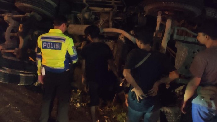 Truk Molen Tabrak Pagar Kantor BRIN di Bogor