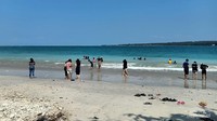 Suasana di Pantai Aruna.