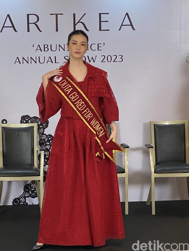 Warna merah busananya senada dengan ‘Go Red For Women’, kampanye global yang kini diwakilinya. Kampanye yang mulai digalakan oleh YJI sejak pandemi tersebut mengajak para perempuan untuk lebih waspada akan kesehatan jantung. (Foto: Daniel Ngantung/detikcom)