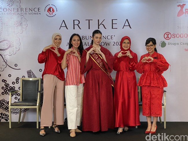 Ia menambahkan, perempuan adalah ujung tombak keluarga. Dengan segala padatnya aktivitas, baik di rumah maupun kantor, mereka rentan terhadap penyakit kardiovaskular seperti jantung. Tanpa peduli usia mereka. “Setelah saya gali informasi lebih dalam, masyarakat ternyata tidak tahu perempuan sangat berisiko,” kata putri pengacara ternama OC Kaligis ini. (Foto: Daniel Ngantung/detikcom)