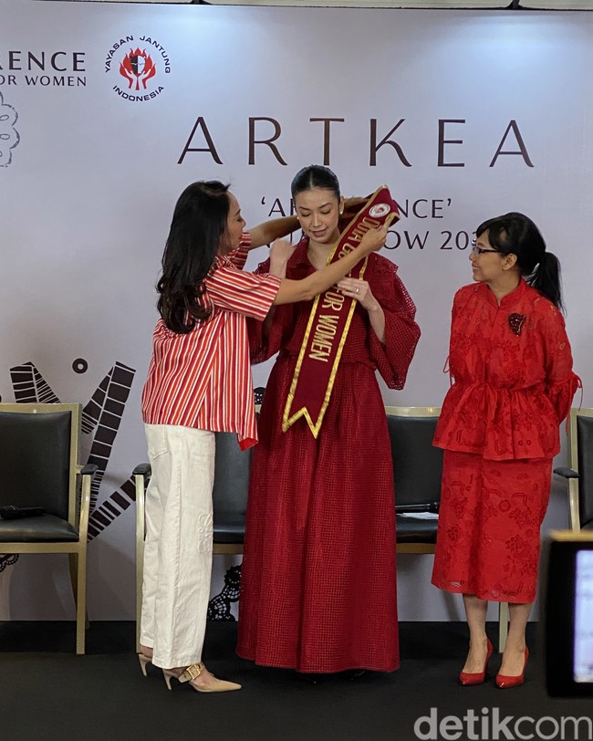 Yayasan Jantung Indonesia (YJI) memilih Velove Vexia sebagai duta kampanye Go Red For Women. Namanya diumumkan jelang peragaan busana ‘Abundance’ buah kolaborasi YJI dan Artkea di Four Seasons Jakarta, Selasa (21/11/2023). (Foto: Daniel Ngantung/detikcom)