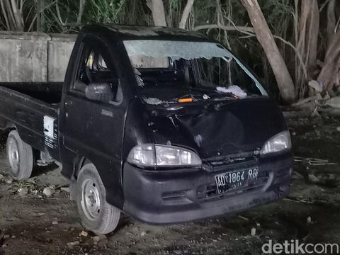 Wahana bianglala pasar malam di Karanganyar rontok menimpa mobil, Selasa malam (21/111/2023).