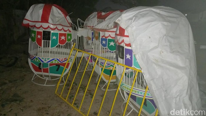 Wahana bianglala pasar malam di Karanganyar rontok menimpa mobil, Selasa malam (21/111/2023).